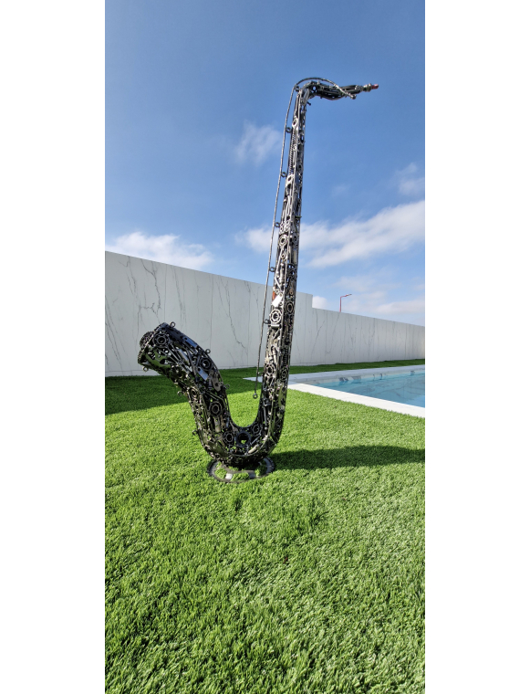Saxophone GREGORY  métal acier avec socle